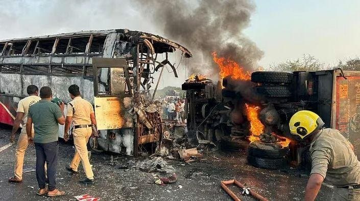 ಲಾರಿ- ಖಾಸಗಿ ಬಸ್‌ ಡಿಕ್ಕಿ: 13 ಮಂದಿ ಸಜೀವ ದಹನ